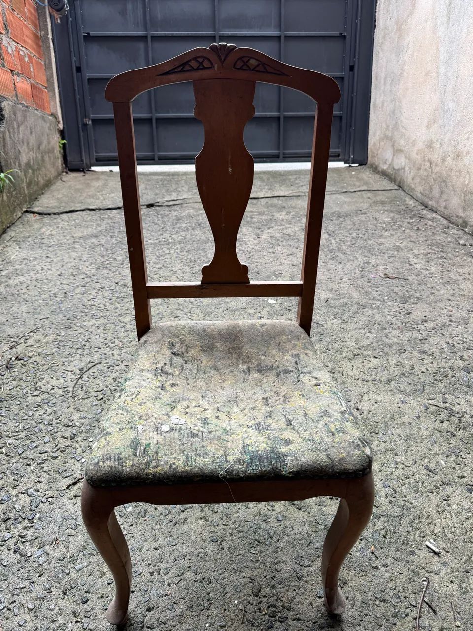 Cadeira antiga em madeira 