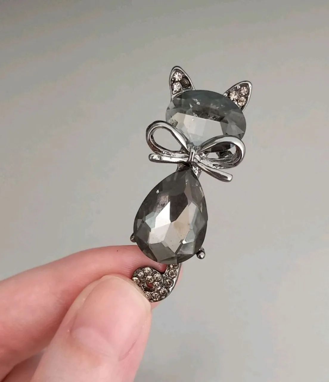 Broche de Gato Pedra Cristal Escuro (novo)