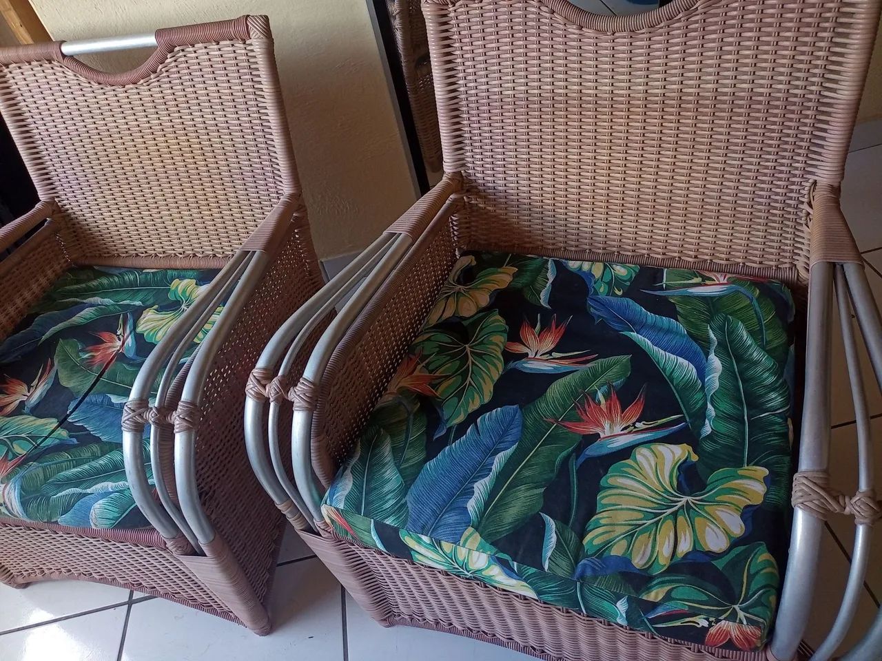 Vendo 4 cadeiras com mesinha linda. - Foto 2