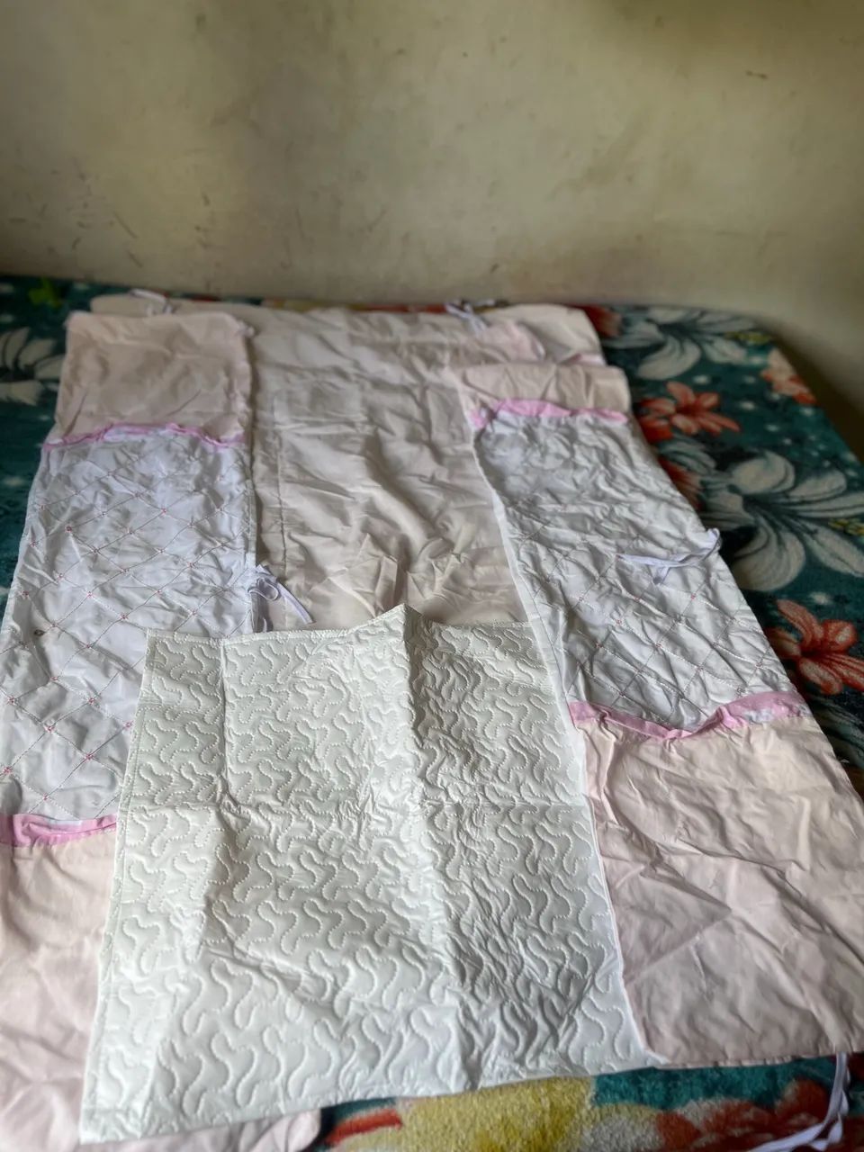 Kit de berço rosa e branco