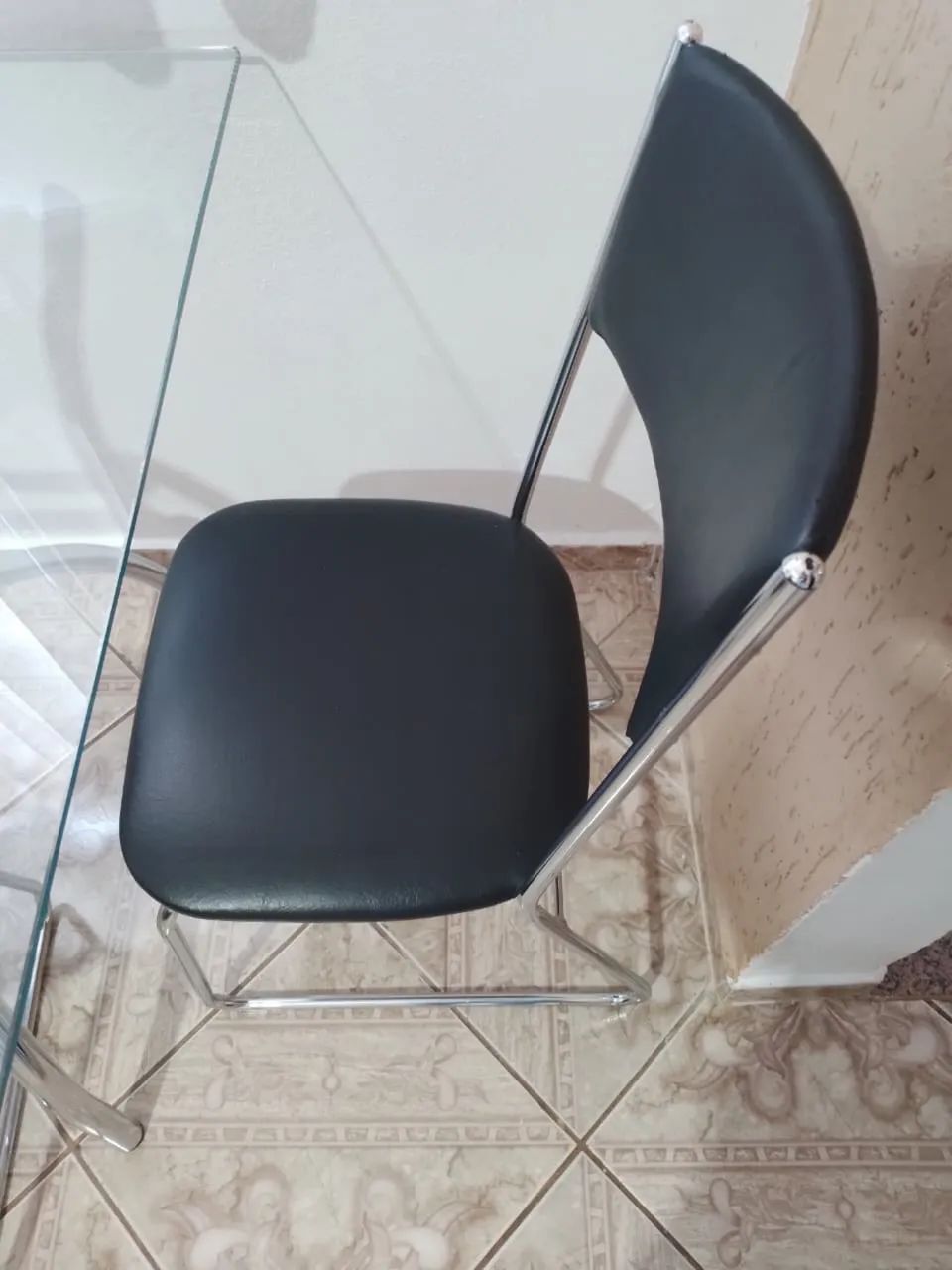 Mesa de Vidro com Base de Alumínio + 4 Cadeiras - Semi-Nova