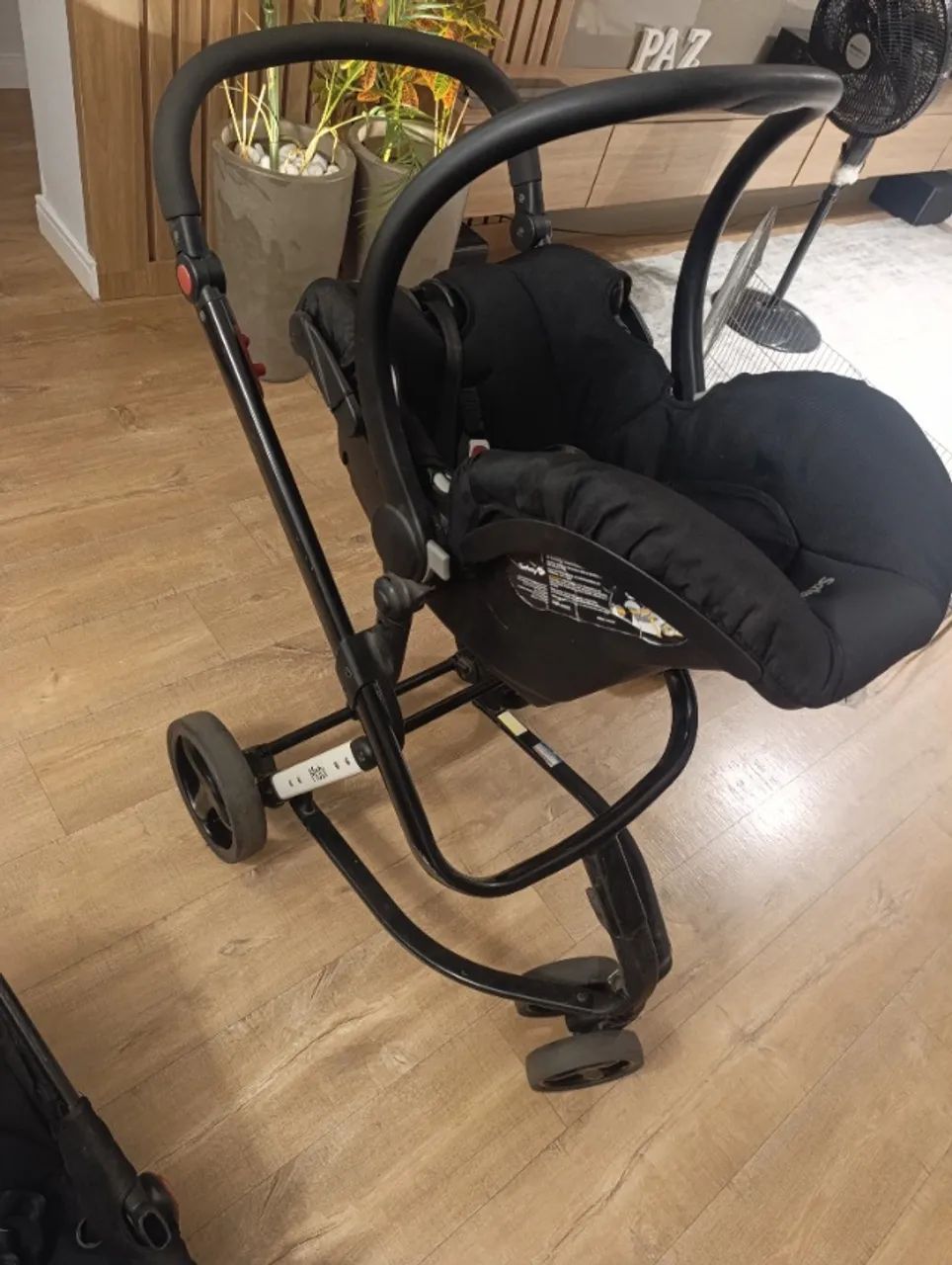 Carrinho de bebê com bebê conforto Safety. - Foto 6