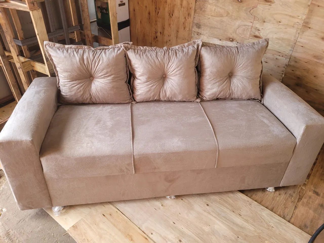 Sofá 3 lugares com puff e entrega grátis  - Foto 2