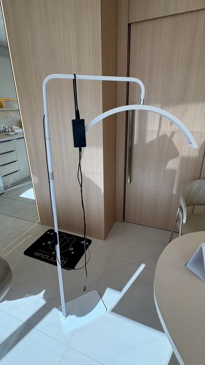 Luminária meia lua branca estética 