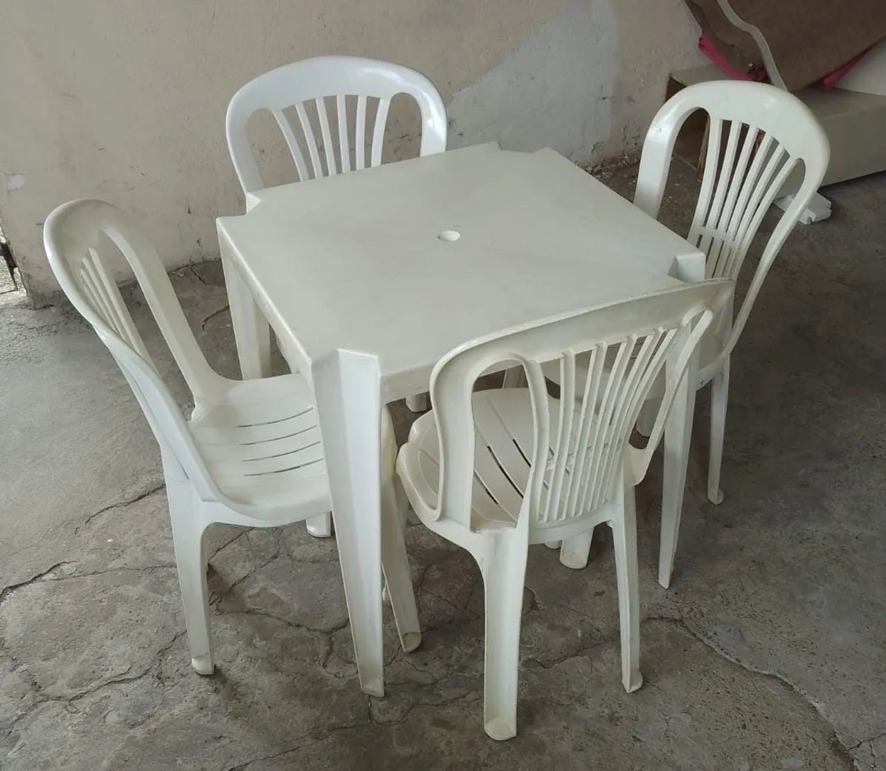 Mesa com cadeiras de plastico 