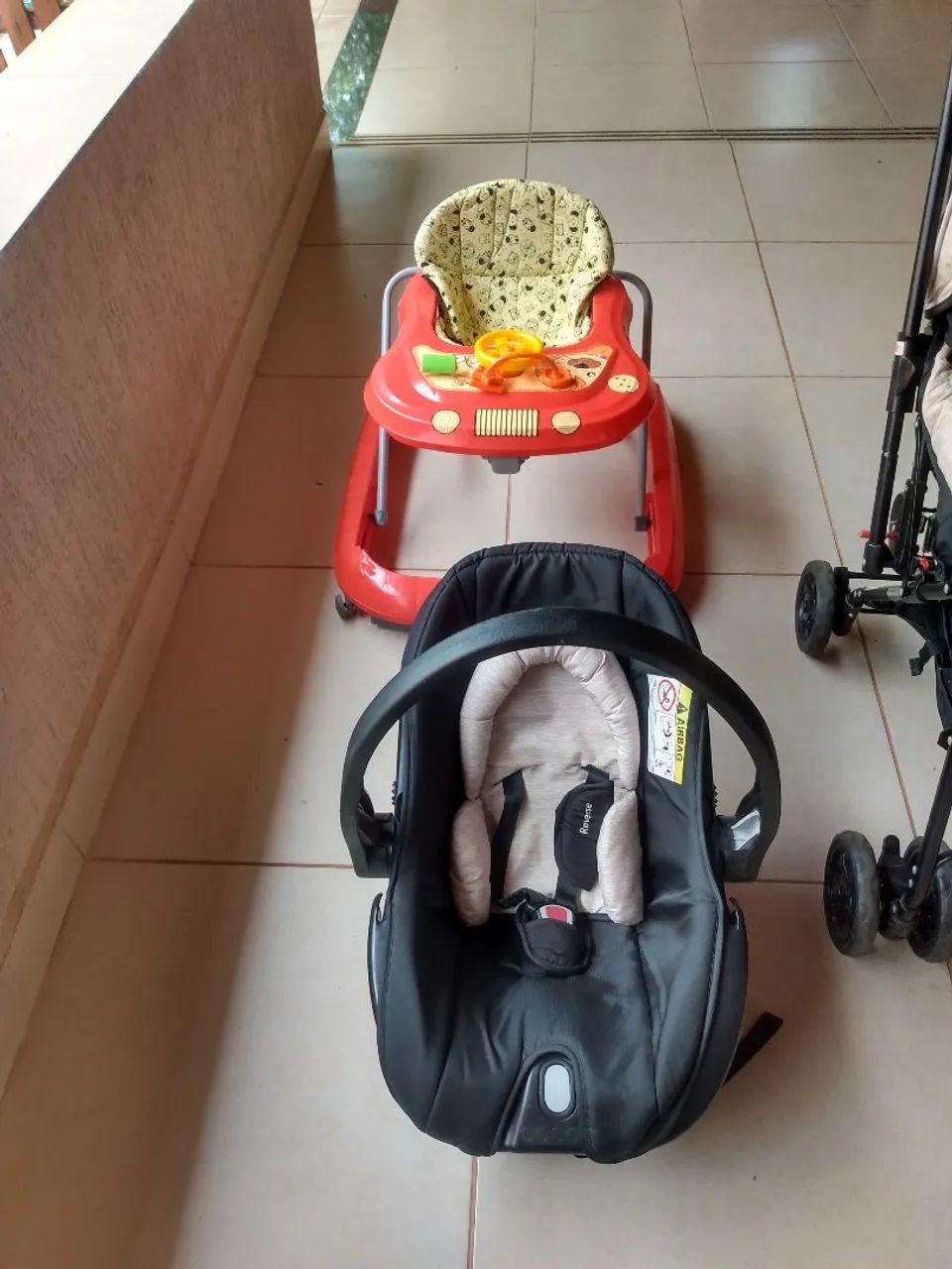 Vendo carrinho de bebê com bebê conforto e andador  - Foto 2