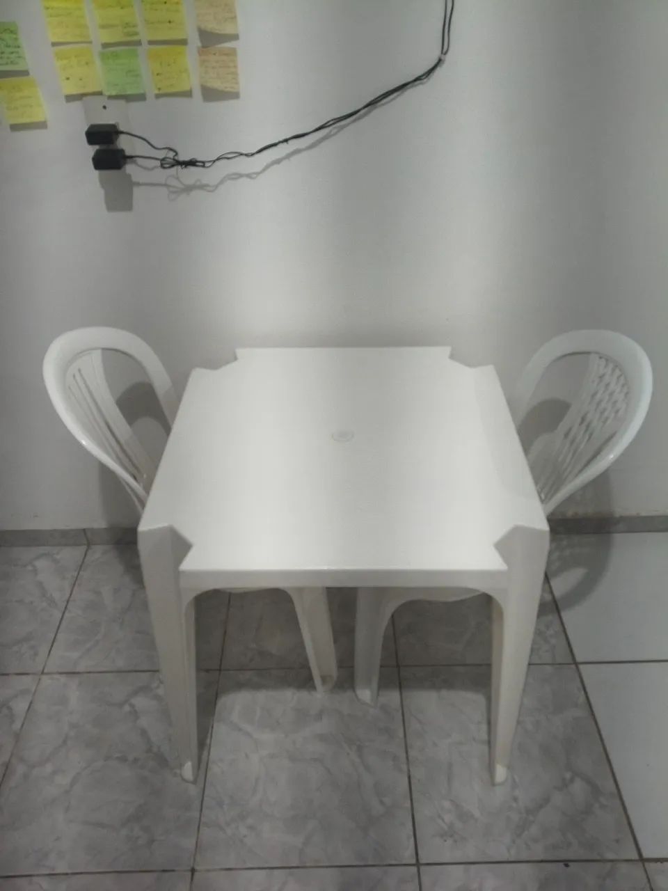 MESA DE PLÁSTICO COM DUAS CADEIRAS - Foto 2