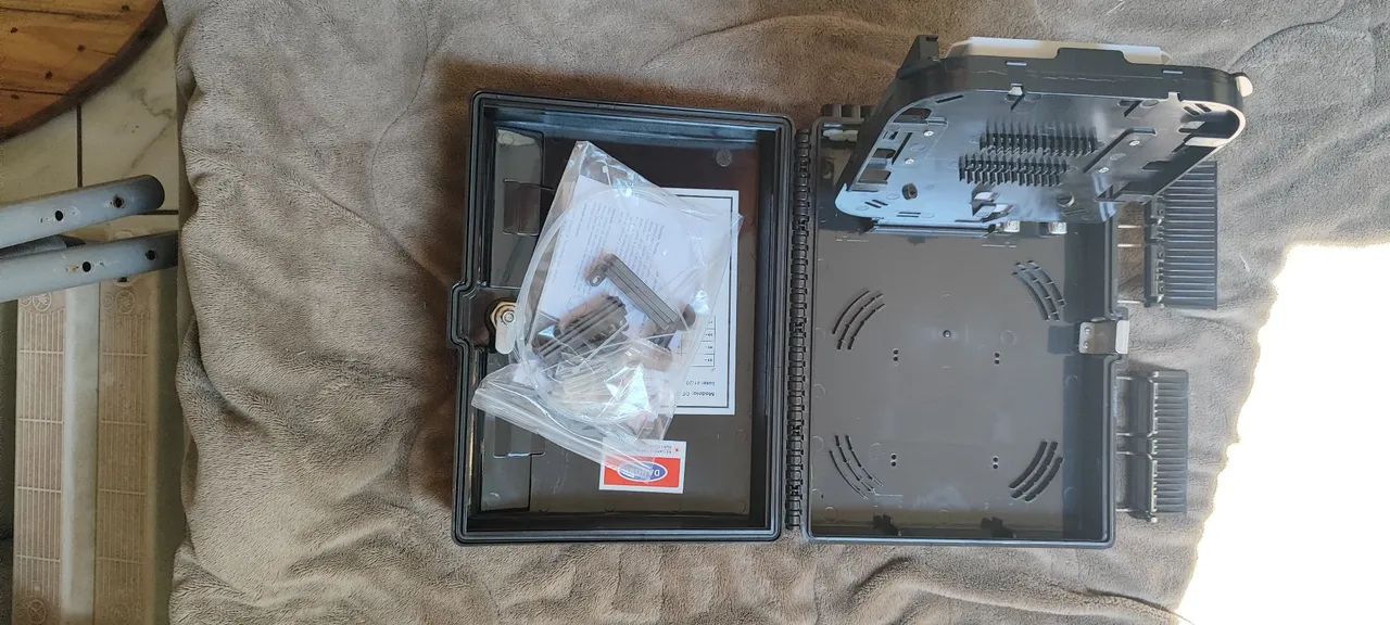 CTO Box Preta Com Chave (2 Travas) + Splitter SC/APC - Nova - Foto 2