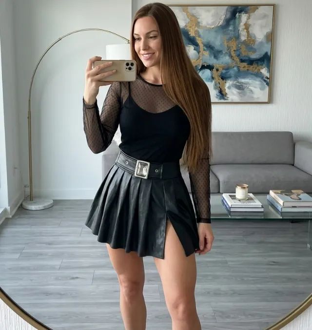Saia curta cirrê com cinto e fenda feminina