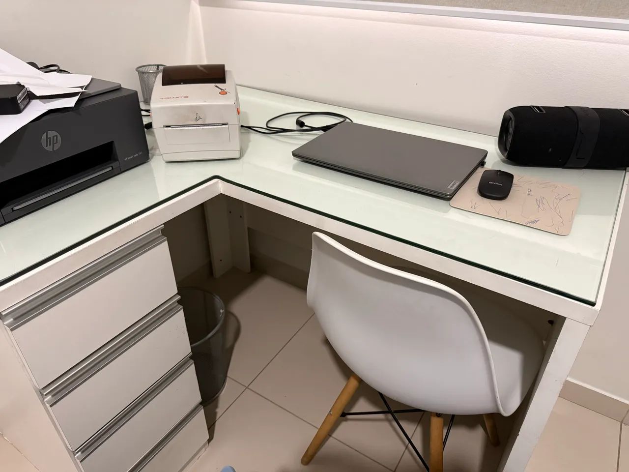 Escrivaninha Mdf com tampo de vidro + cadeira 