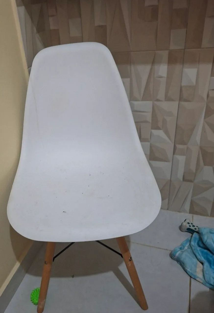 Vendo mesa de vidro com 90 cm e 2 cadeiras  - Foto 2