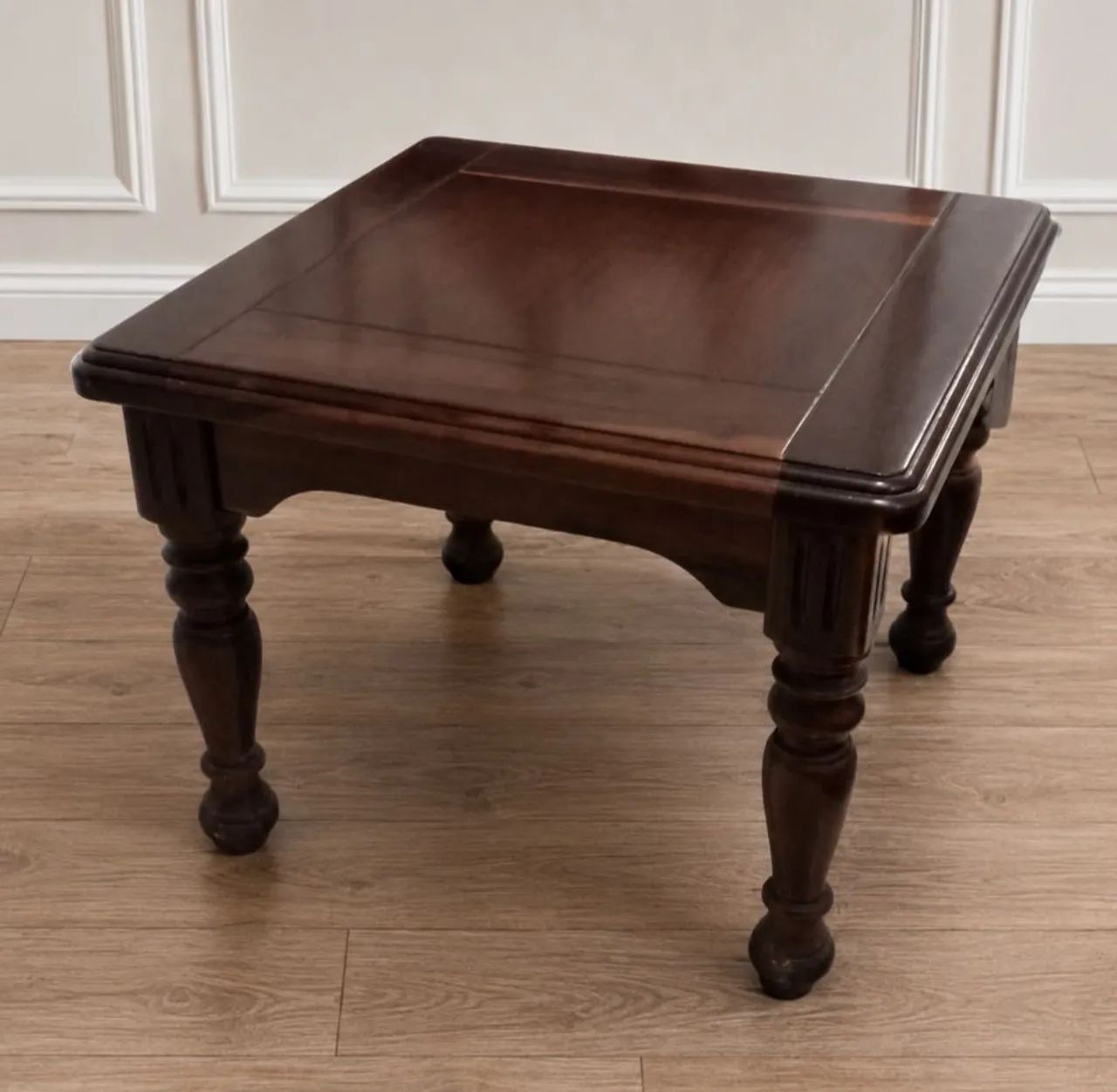 Mesa de centro, pé torneado ( embuia)