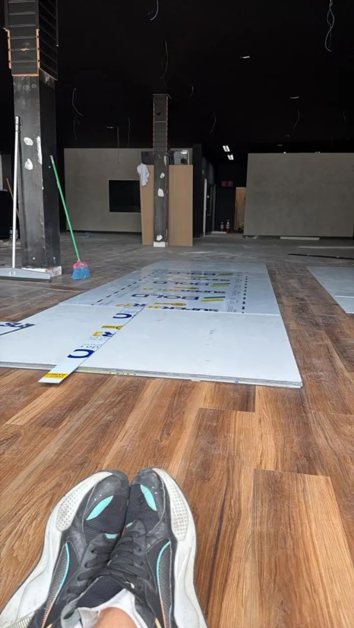 Piso vinilico colado em réguas 2mm primeira linha 60 reais o m2 ou 80 o m2 instalado  