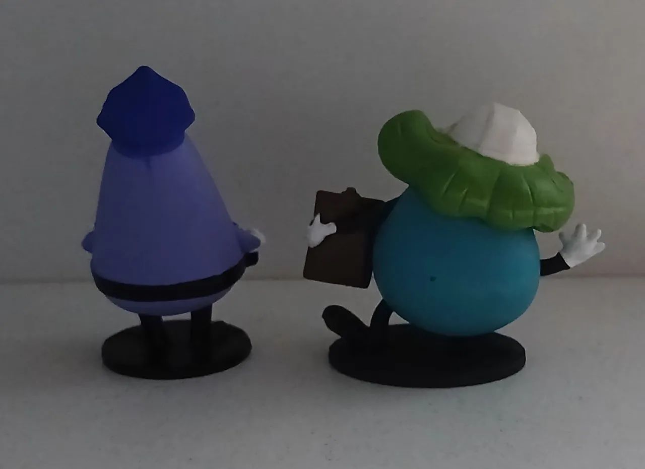 LOTE 2 BONECOS MINIATURAS DIVERTIDA MENTE ESQUECEDORA PAULA GUARDA DAVE POLICIAL DISNEY - Foto 2