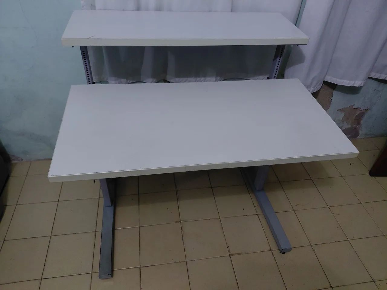 Mesa com 2 tampos Altura Regulável
