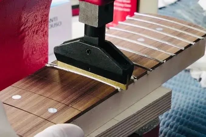 Troca de trastes - Guitarra, baixo, violão, cavaco etc Luthieria CdN