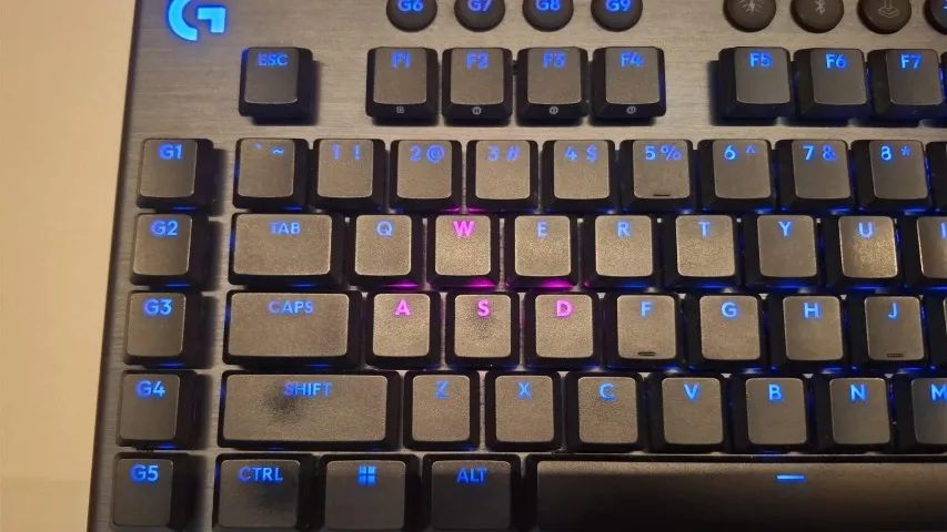 Teclado Logitech G915 X Lightspeed - Defeito teclas duplas - Foto 4