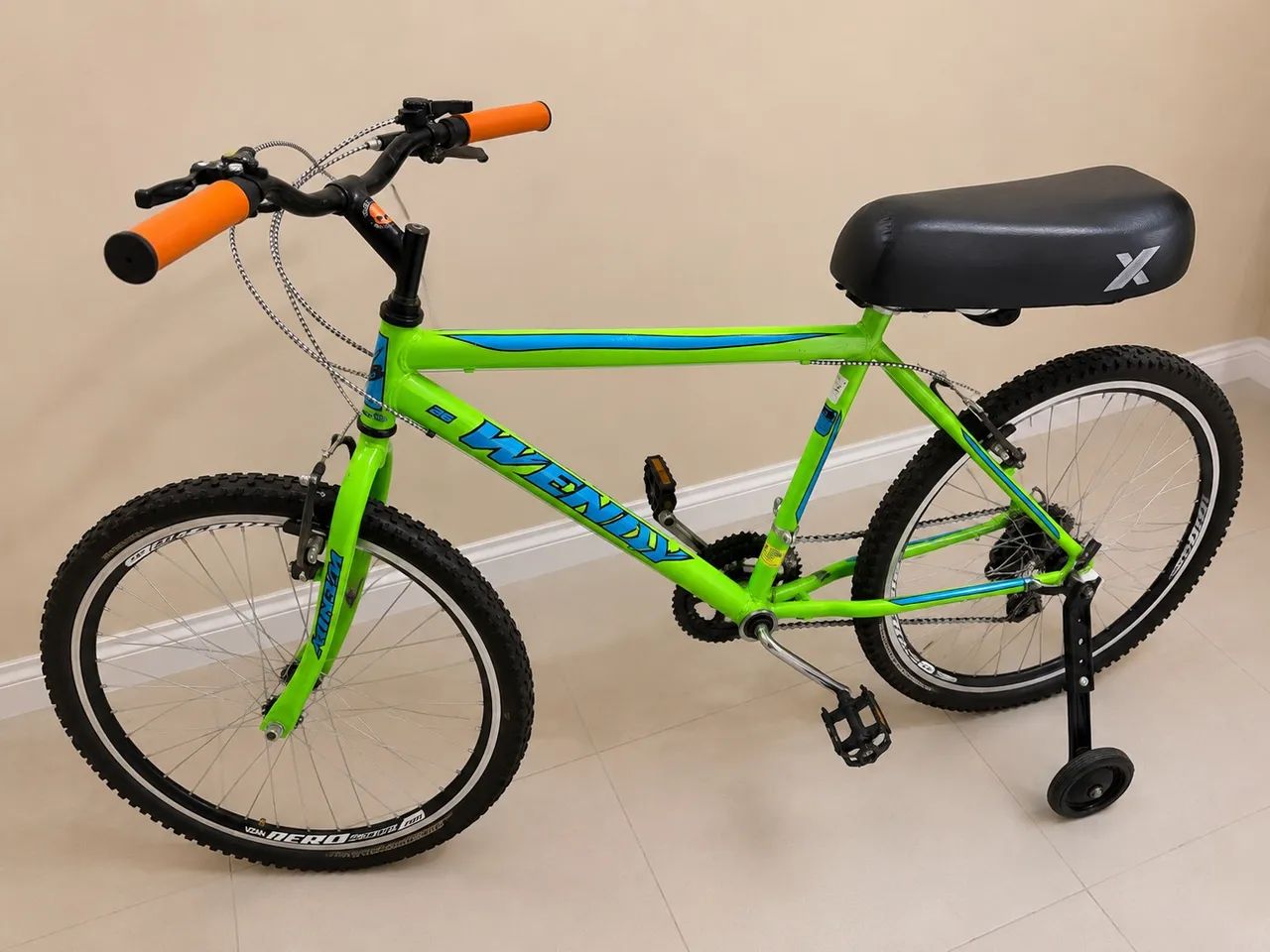 Bicicleta Aro 26 Verde com Marchas e Rodinhas - Usada - Foto 3