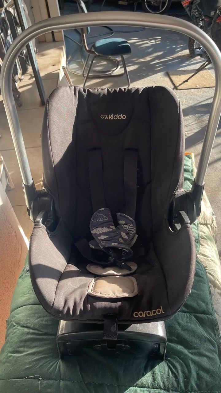 Bebê conforto kiddo com o suporte 