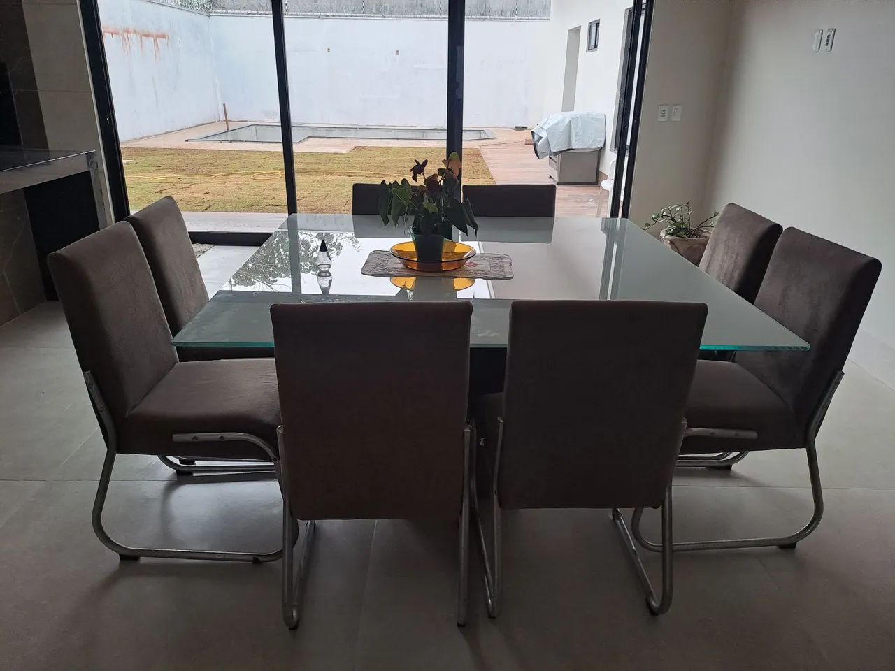 Mesa de jantar linda, com 8 cadeiras 