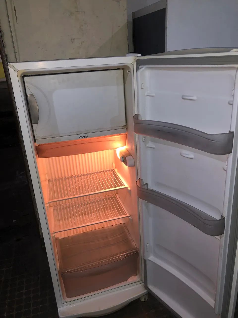 Geladeira da consul com capacidade de 350 litros funcionando perfeitamente 