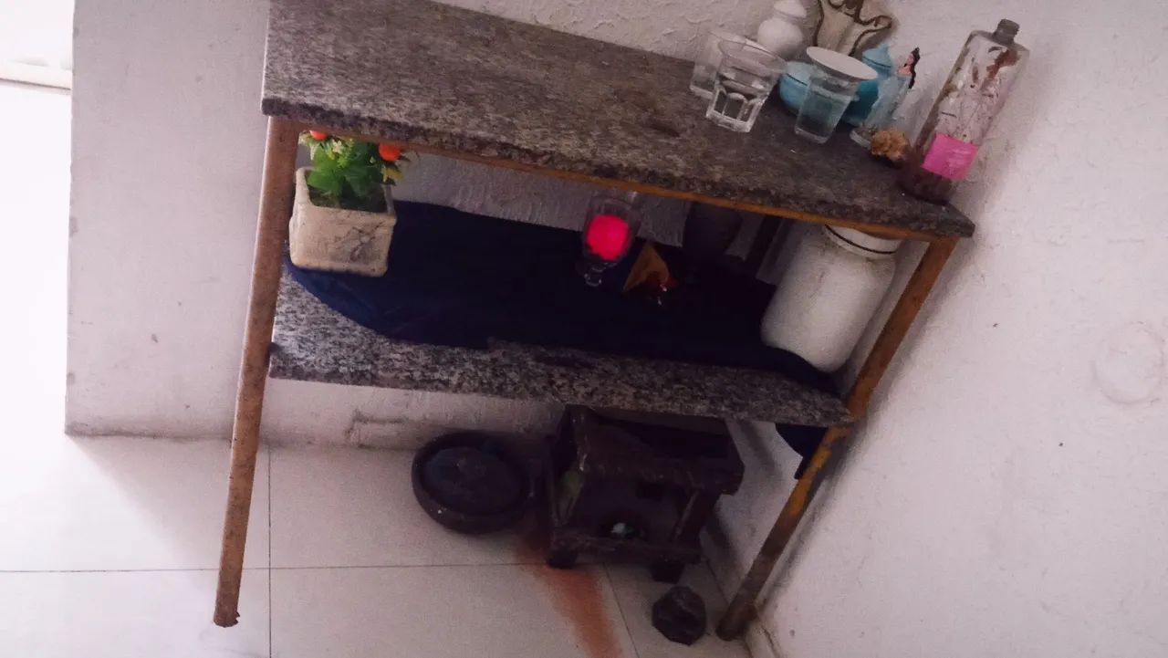 Vende se uma mesa de mármore 