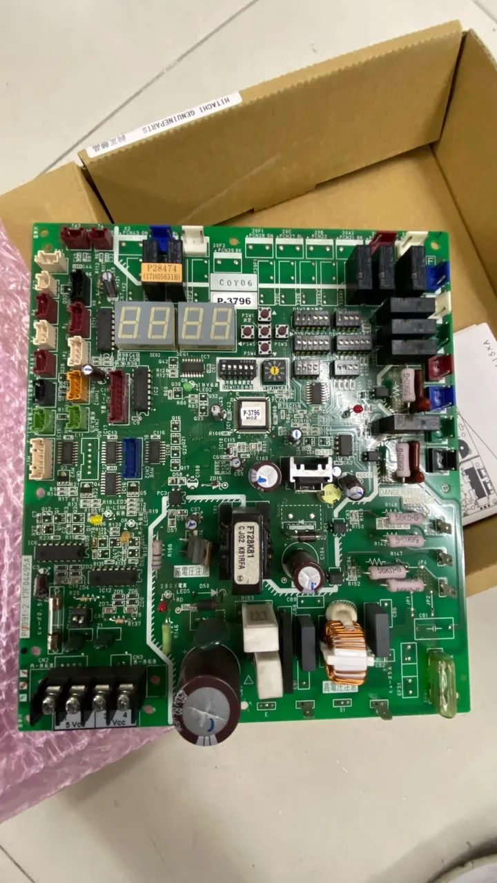 Placa de circuito principal (PCB)condensadora de ar-condicionado Hitachi.