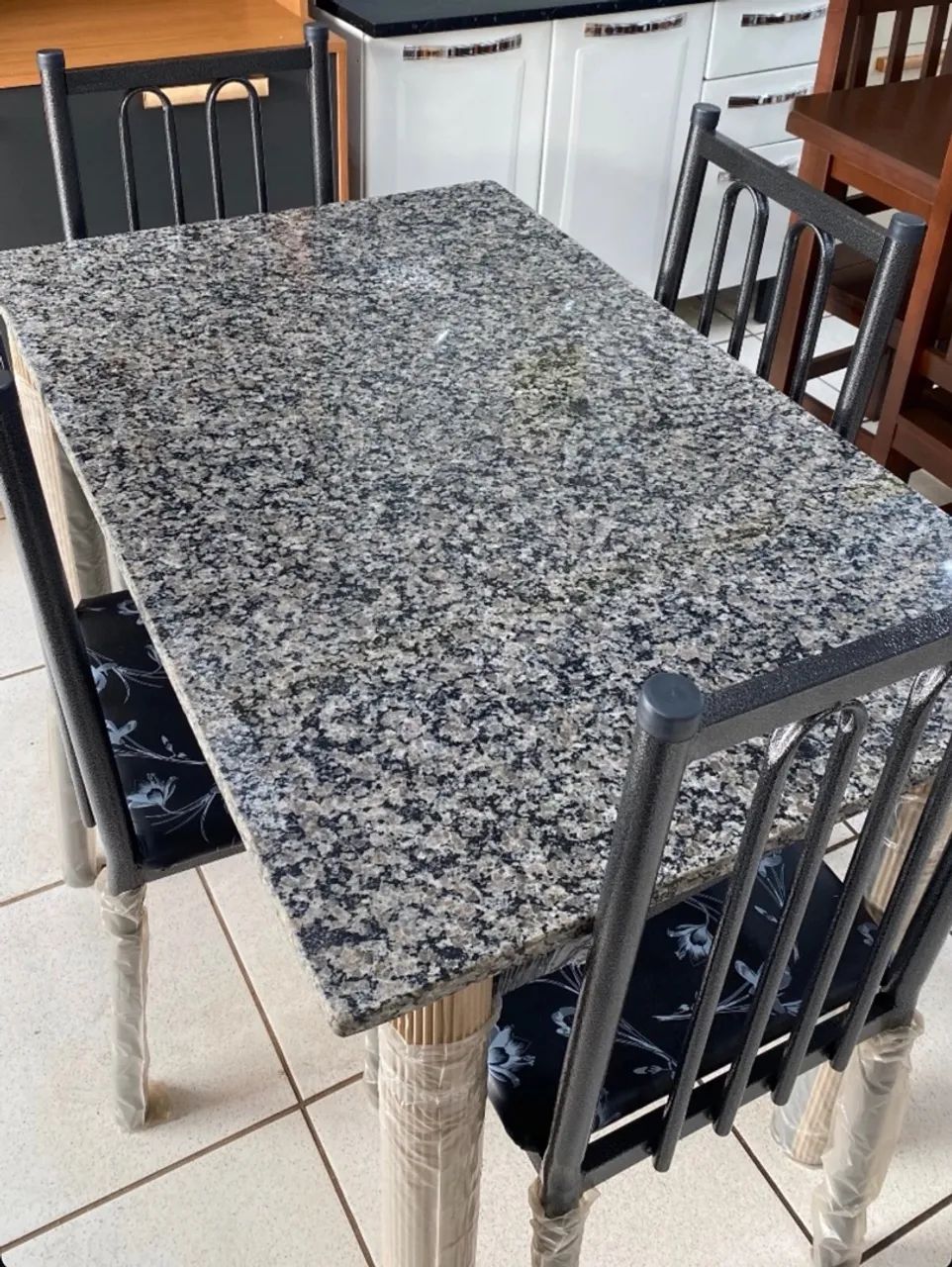 Mesa Granito Com 04 Cadeiras Nova 