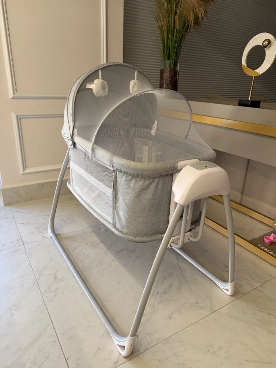 Berço Mastela Deluxe 4 em 1 com balanço automático