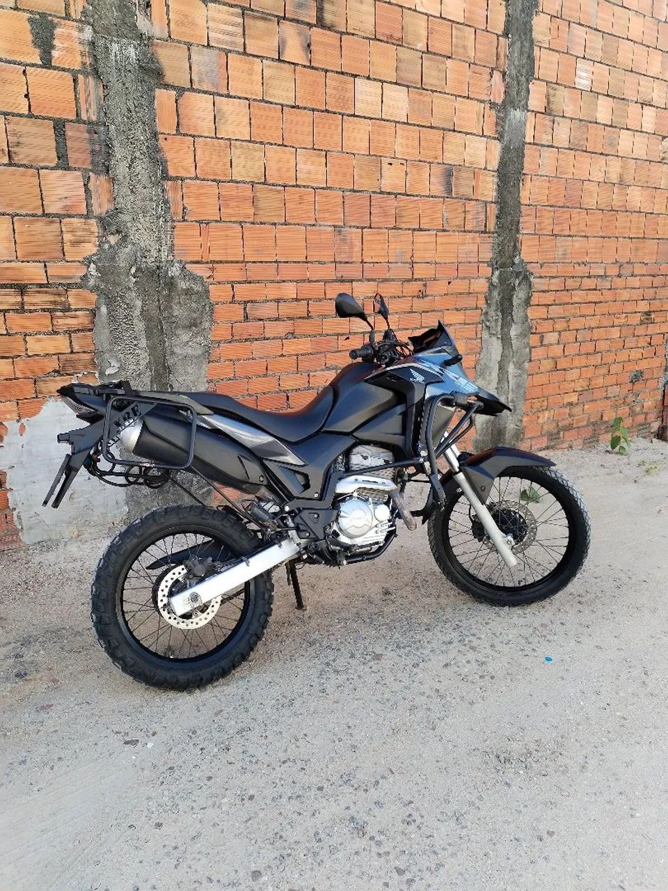 XRE 300 2023
