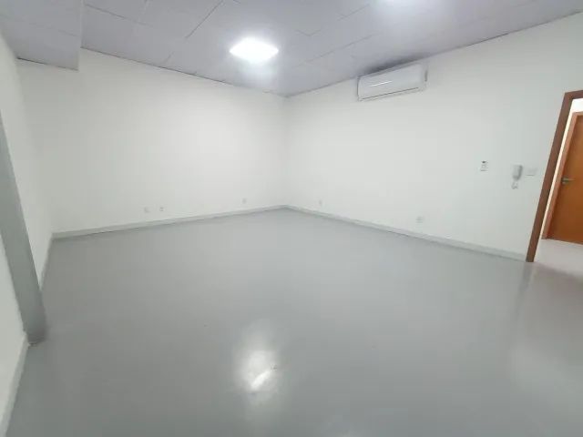 Sala Comercial 31m² Climatizada no 1º Piso em Condominio no Adrianopolis