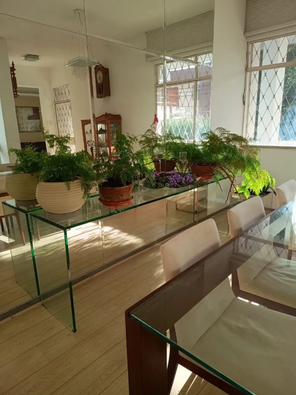 Linda mesa de jantar de vidro,  pé de madeira. 2,75m de comprimento.. - Foto 3