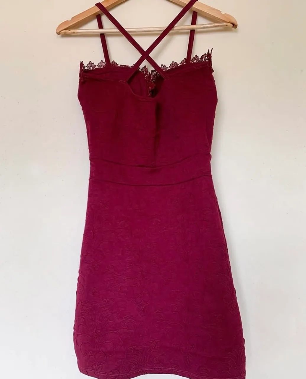 Vestido vinho com detalhes em renda  - Foto 4