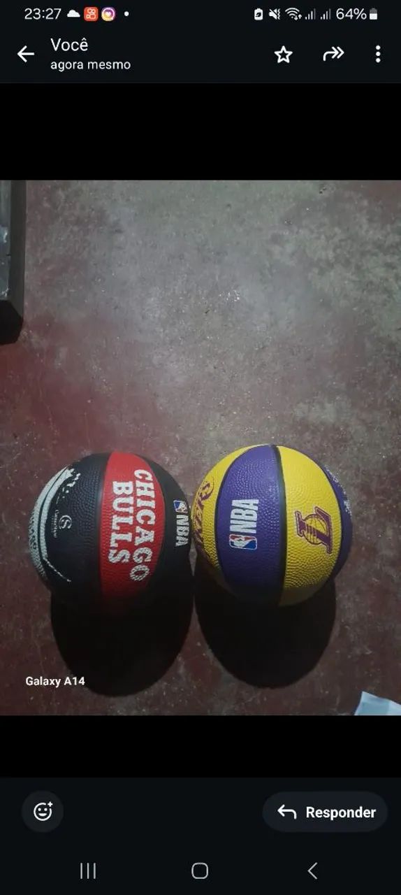 Estou vendendo 2 bolas de basquete  nova 