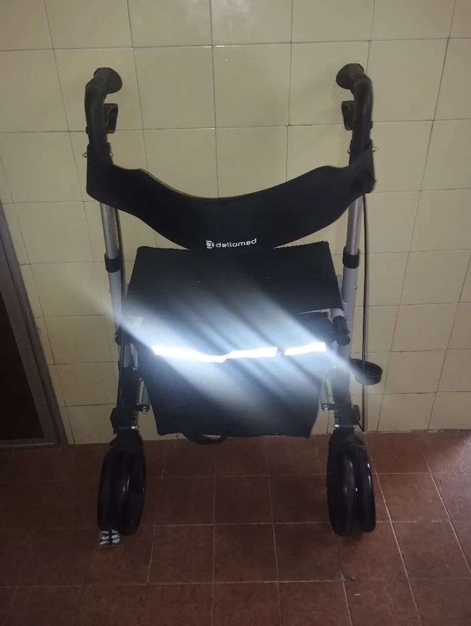 Andador de alumínio com 4 rodas  - Foto 3