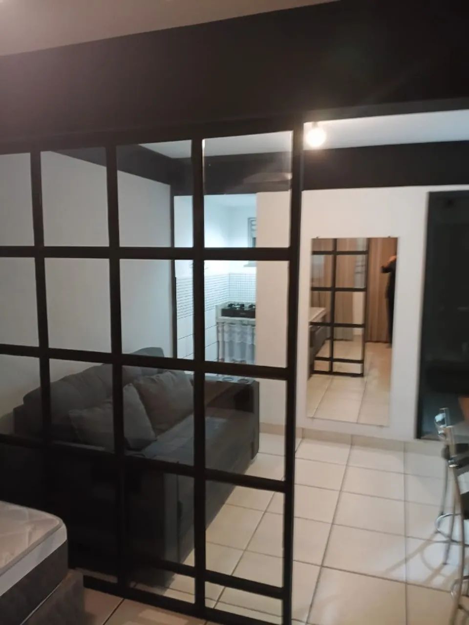 Kitnet mobiliada no Centro de Barra Mansa.