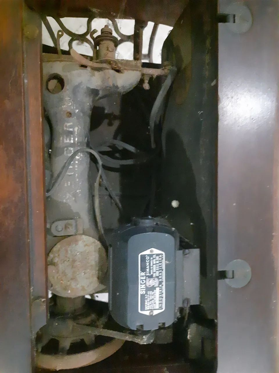 Máquina de costura antiga e funcionando - Foto 4