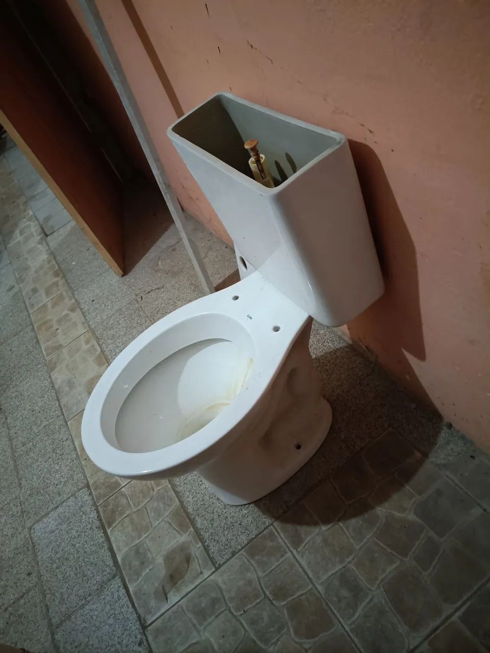 Close-coupled toilet