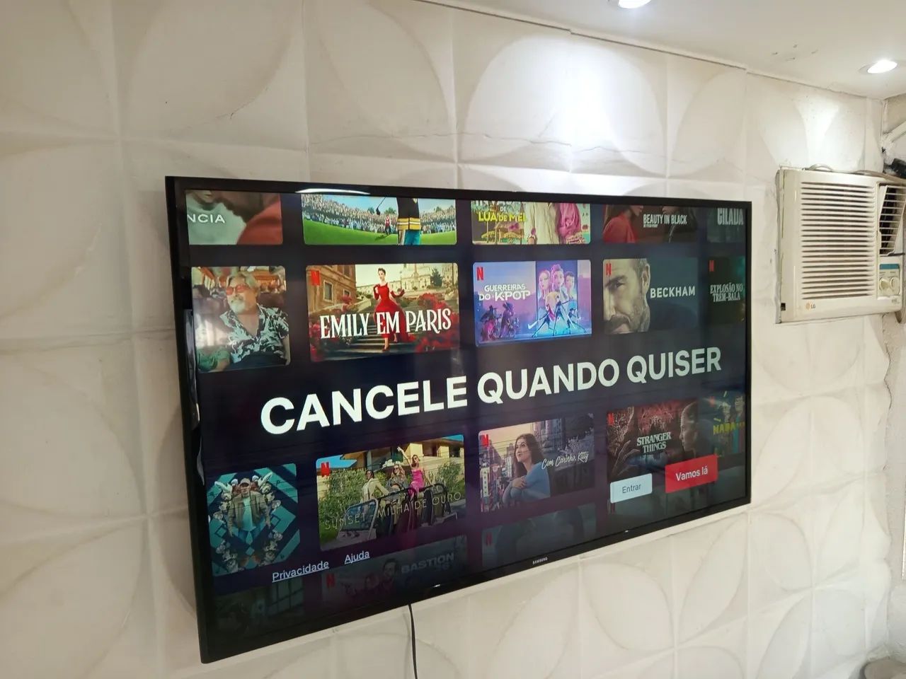 Vendo TV Samsung SMART 50 polegadas está com mínimo detalhe uma linhas 