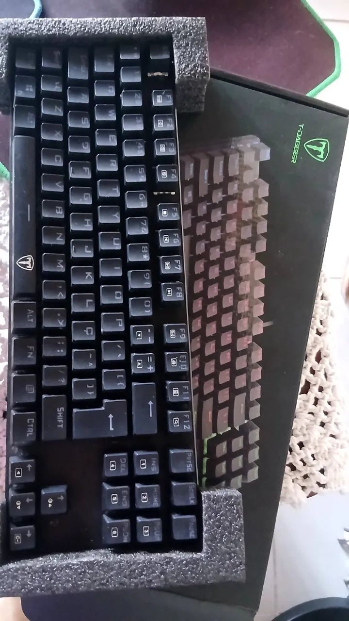 Teclado, mouse sem fio e mousepad 
