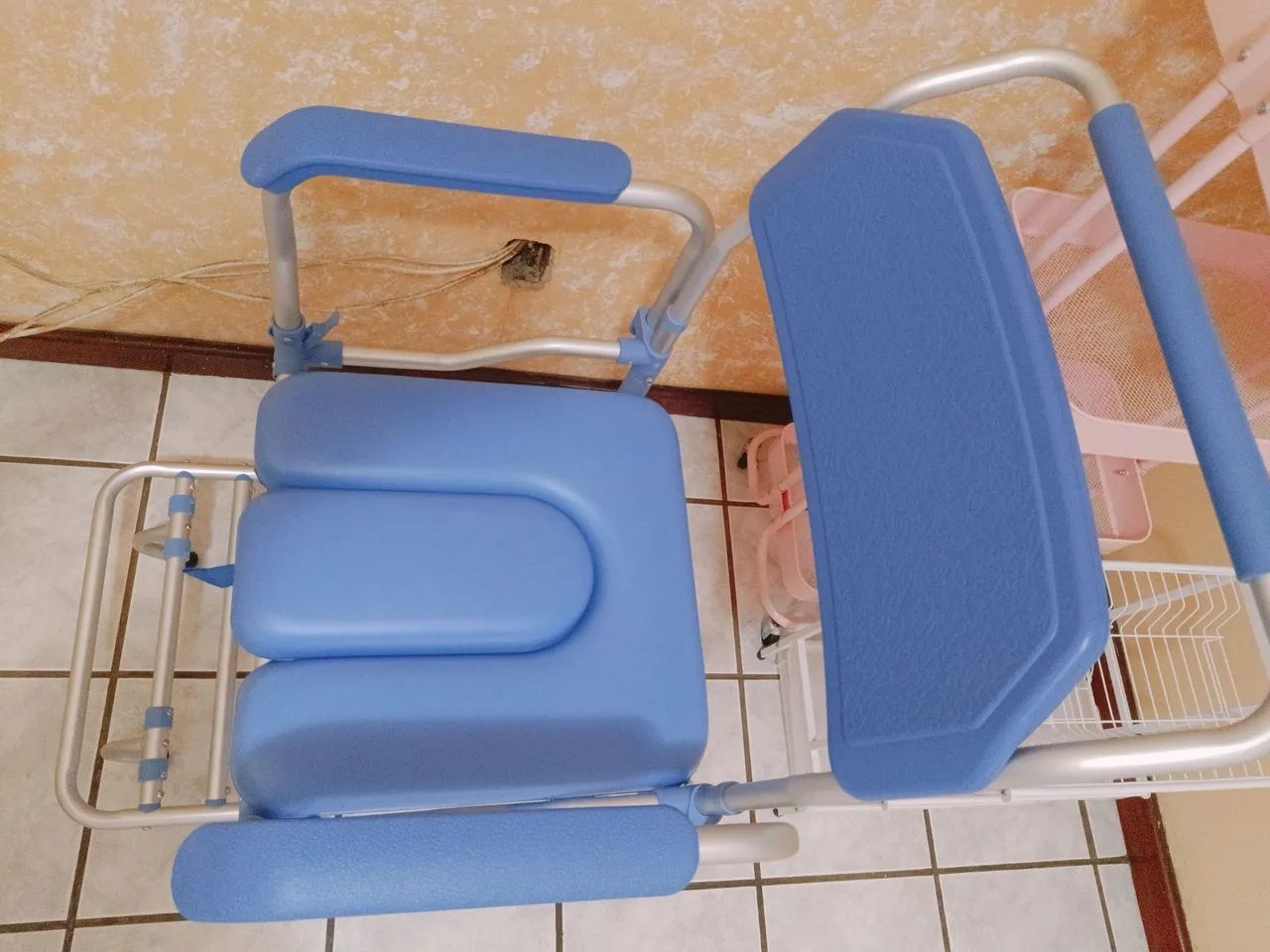 Cadeira de rodas e banho alcochoada. - Foto 2