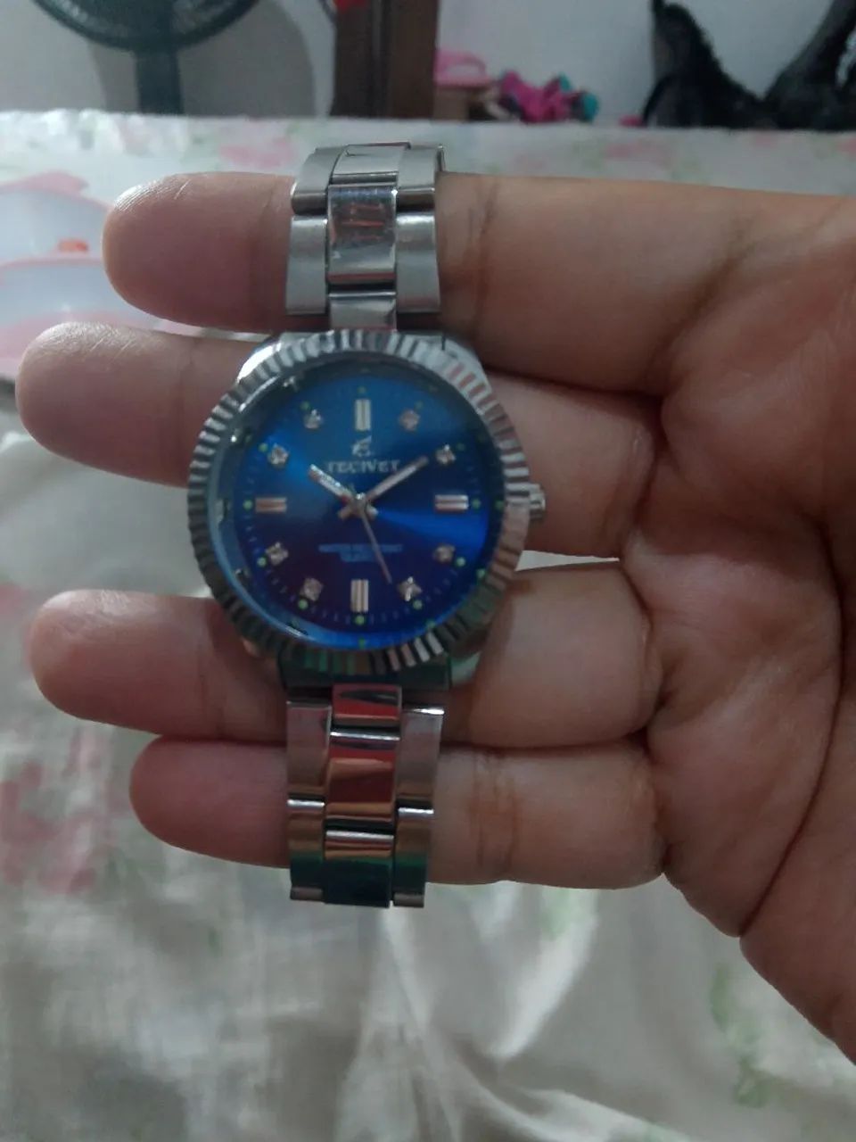 Water Resistant Quartz" (resistente à água, quartzo).