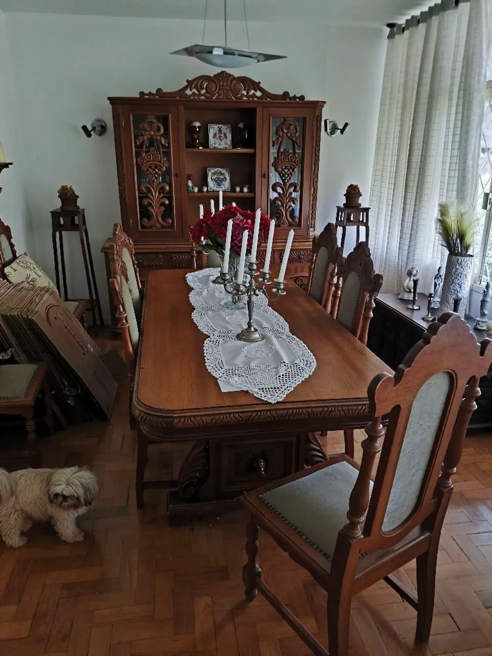 Conjunto de Mesa, Cadeiras e Arca em madeira de lei
