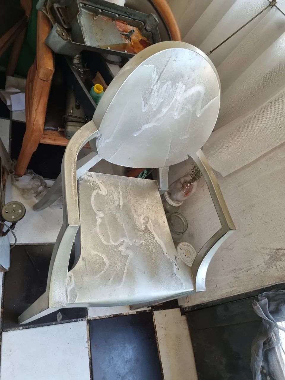 Vendo cadeira de acrílico cor prata - Foto 2