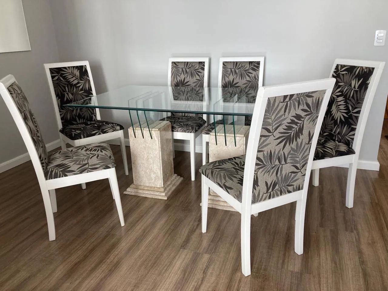 Mesa com 6 lugares em vidro e mármore 