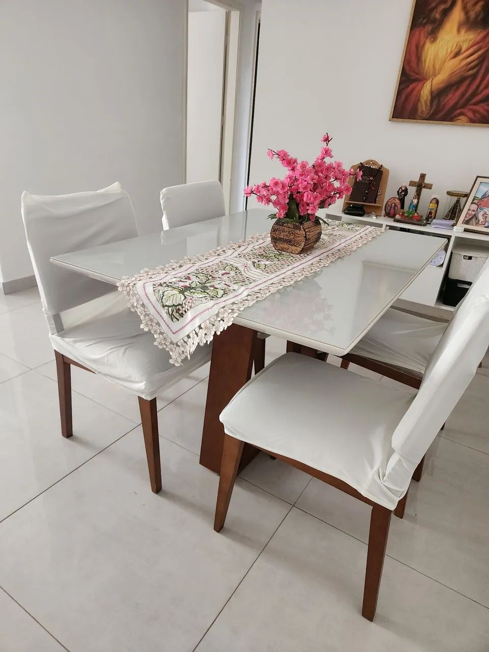 Vendo jogo de mesa Mdf com 4 cadeiras