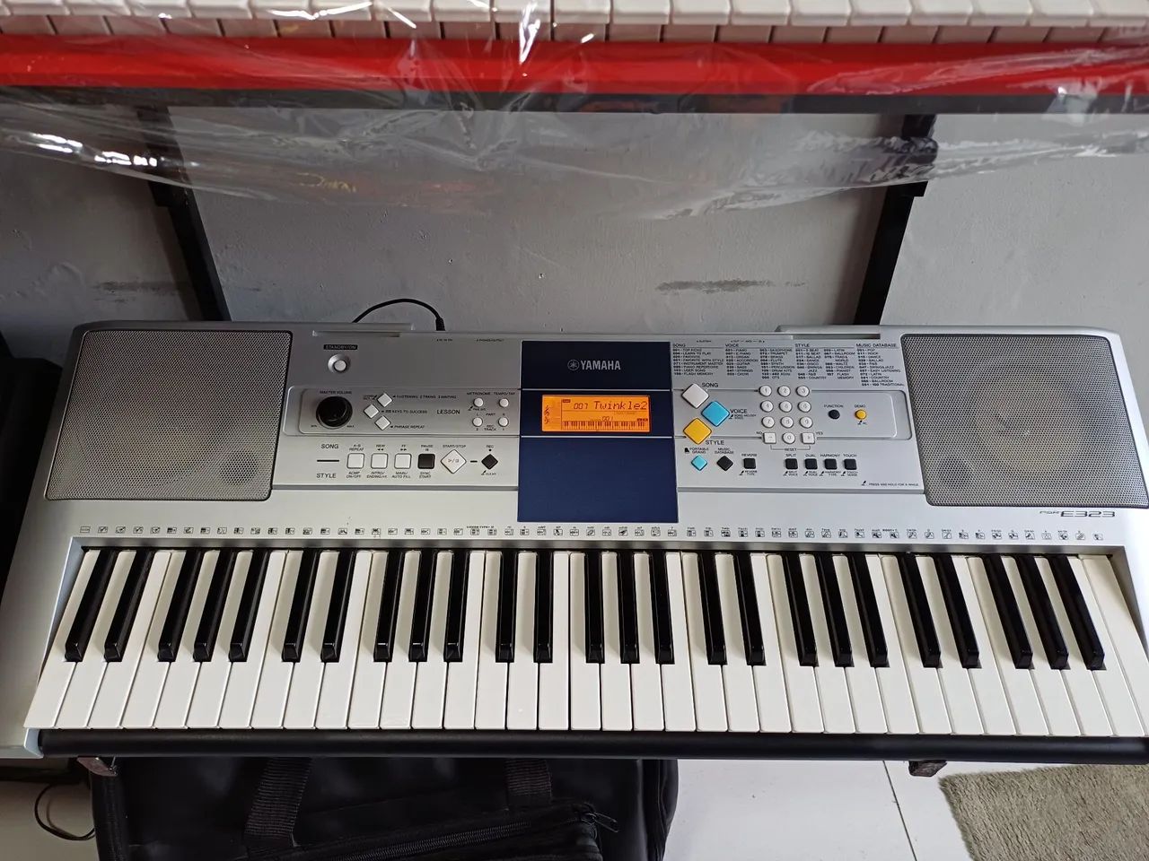 Teclado yamaha psr E323 em perfeito estado.  - Foto 6
