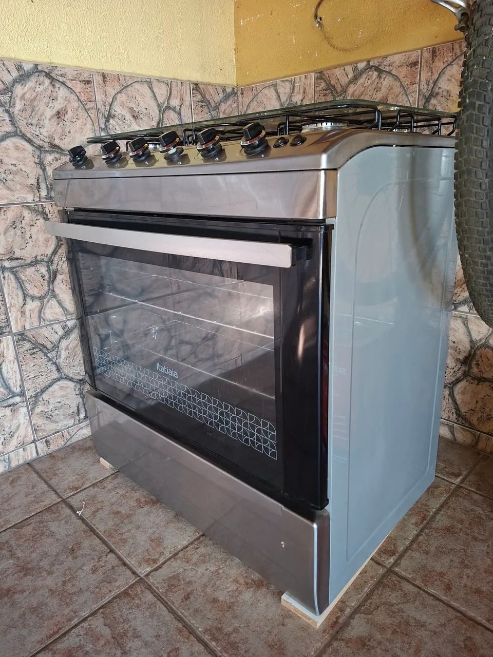 Vendo fogao Itatiaia 5 bocas, chama tripla seminário novo.