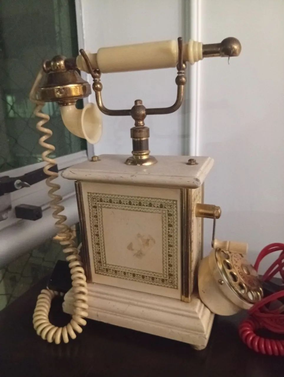 Telefone antigo em madeira  - Foto 5