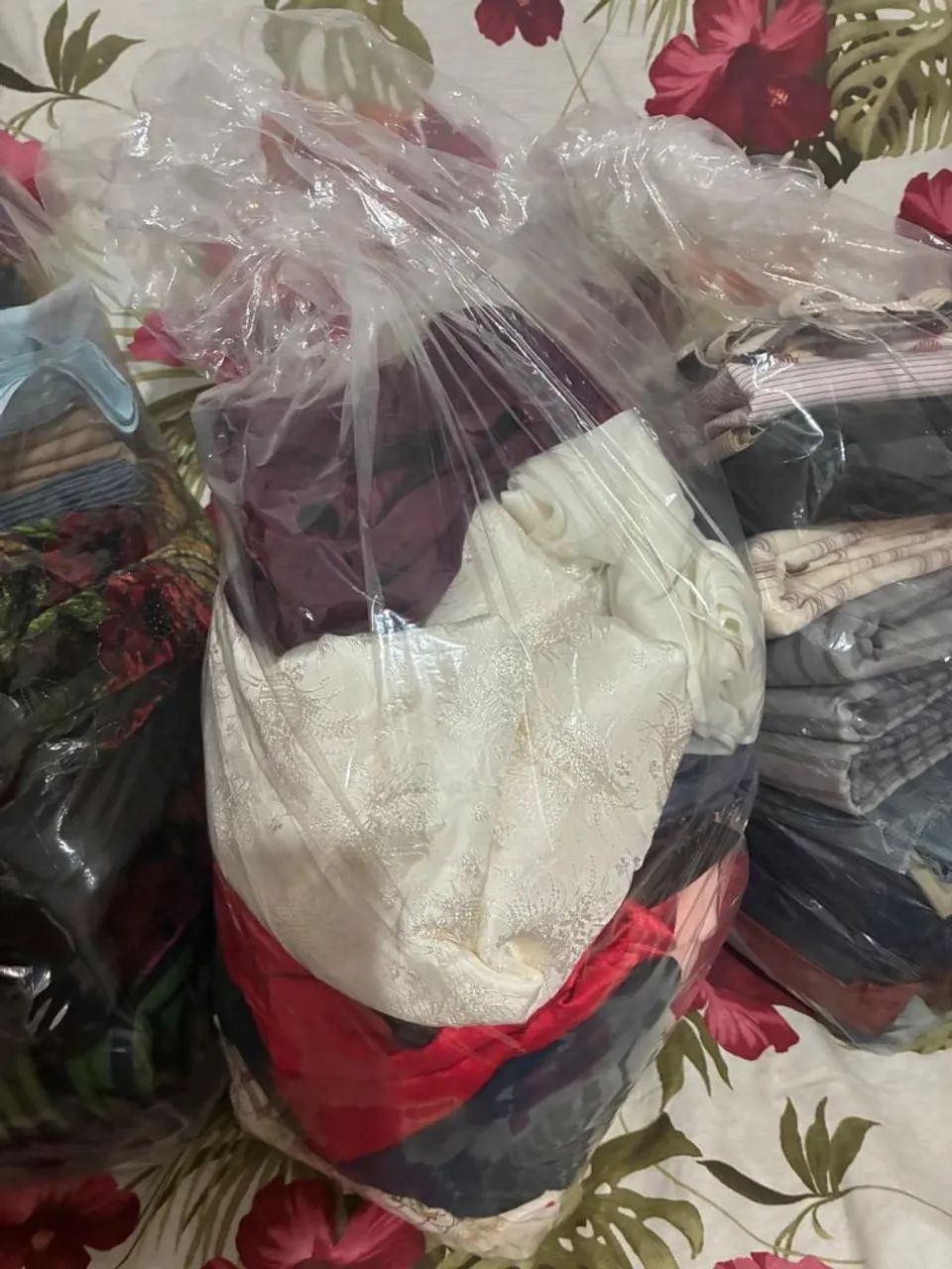 Lote de cortes de tecidos e retalhos diversos - Foto 4
